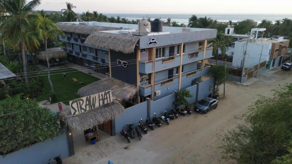 Straw Hat Surf Hostel & Bar