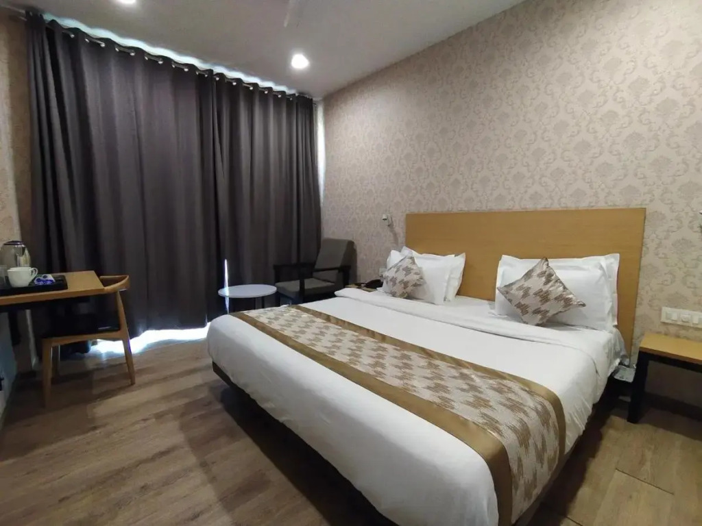 Saltstayz Select – Near Sohna Road City Center