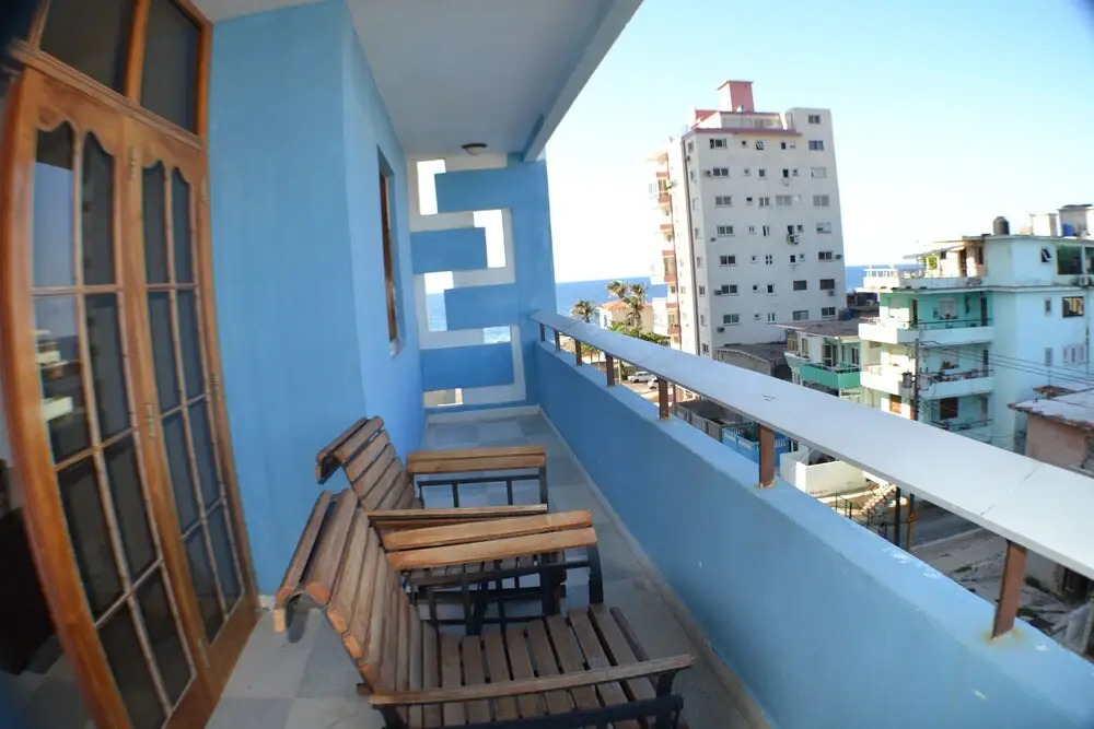 Malecon 4, Knocking on Cuba
