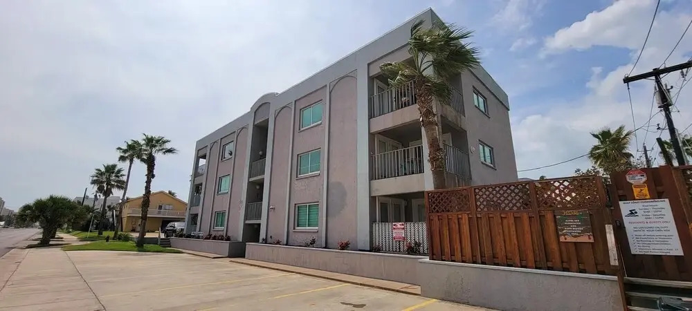 50 Yards to Beach Oversized W/pool Very Clean 2 Bedroom Home by Redawning