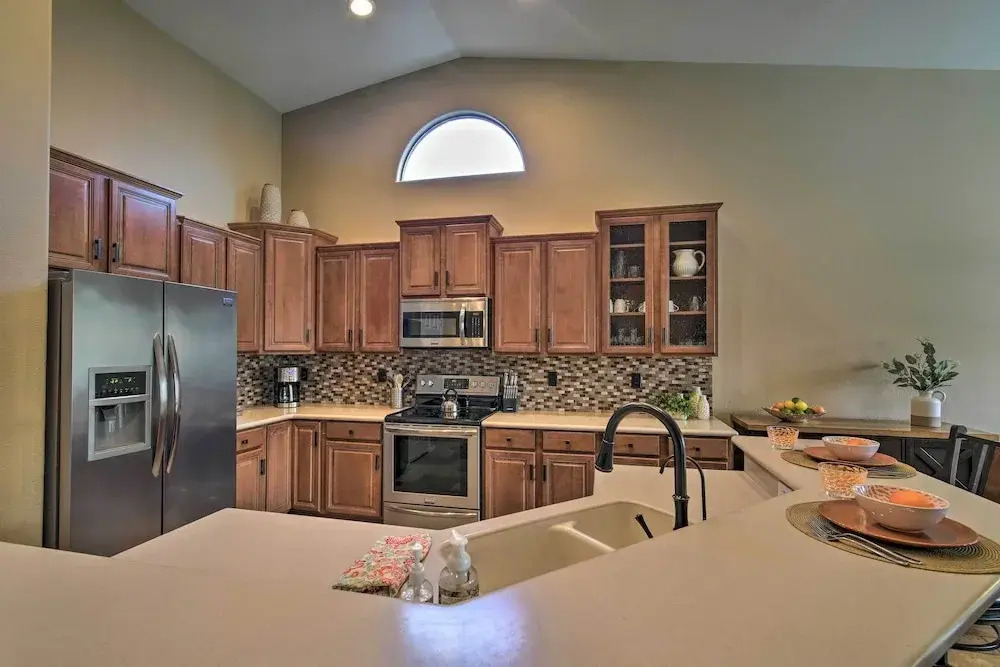 Spacious Surprise Home: 6 Mi to Wildlife World Zoo