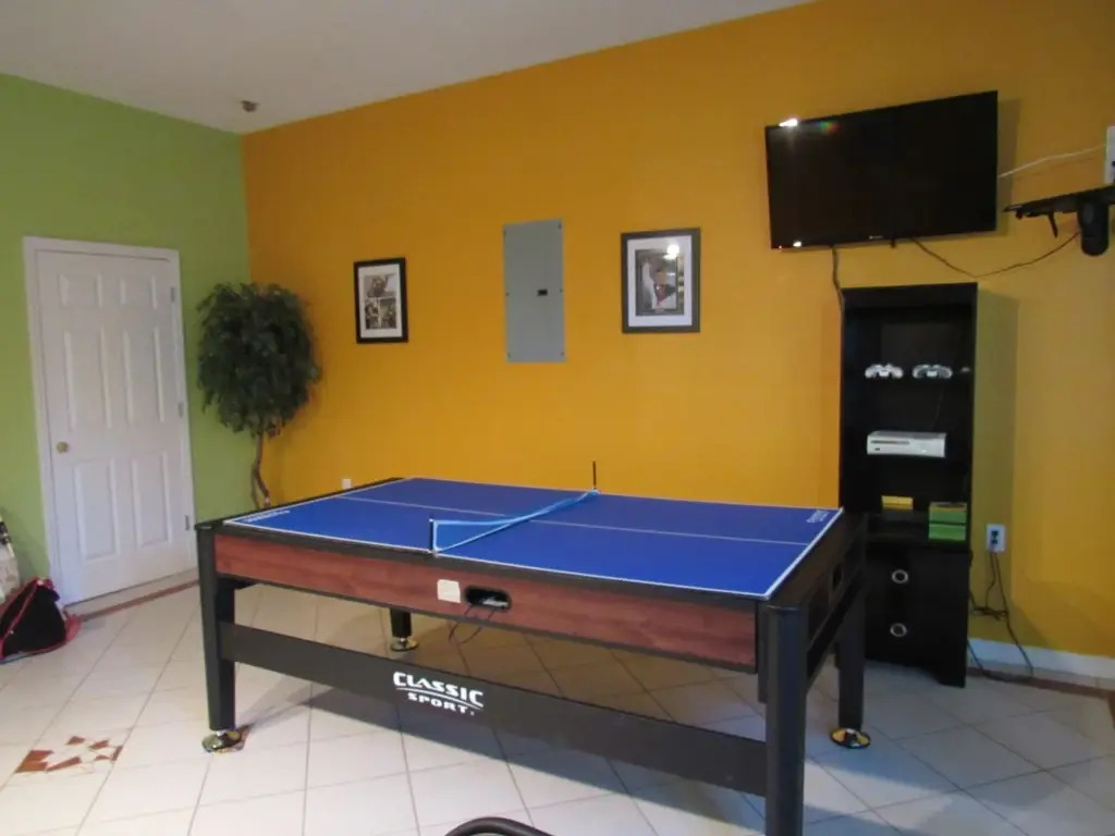 Spacious Pool and Spa home with Games Room, Davenport, US