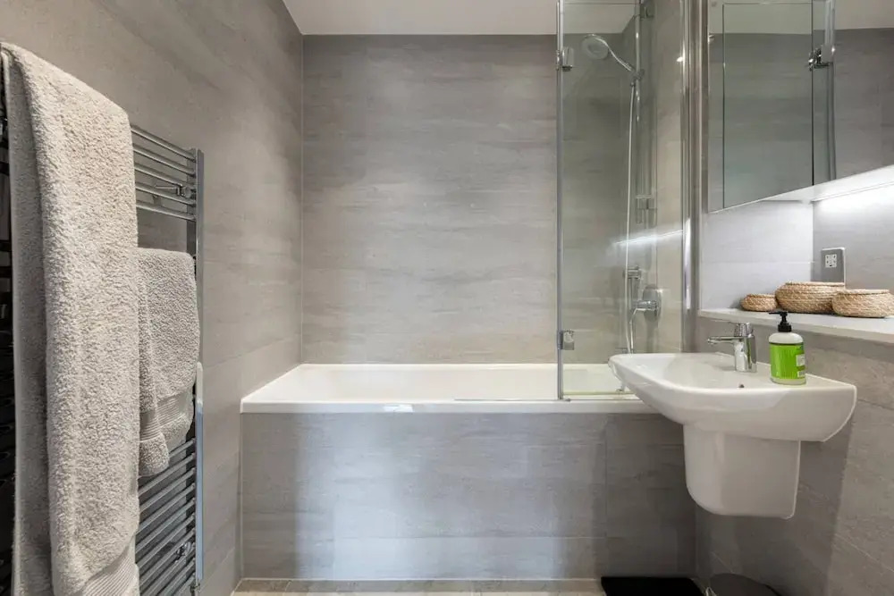 Stylish 2 Bedroom Apartment With Views of the River Lea