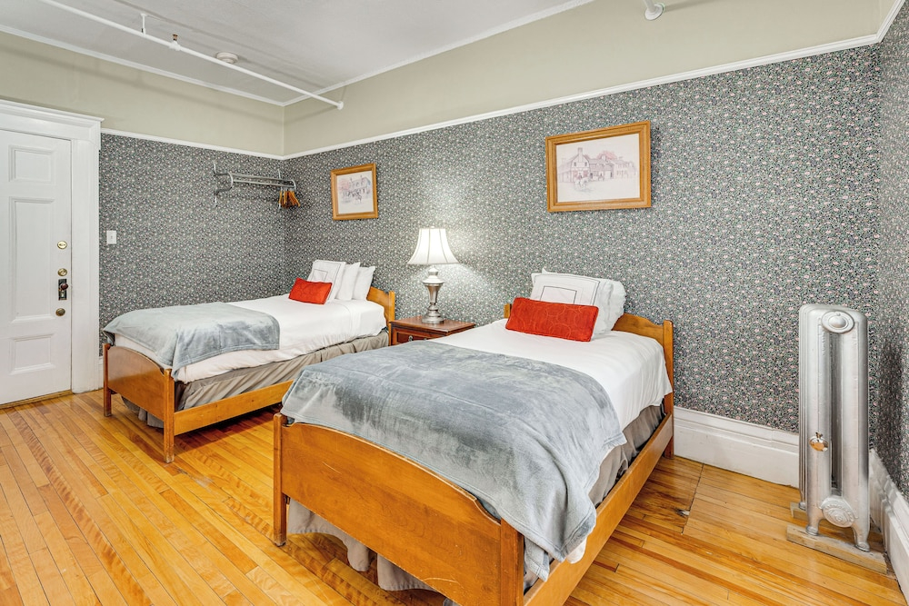 On Historic Main Street: Walkable & Quaint Apt!