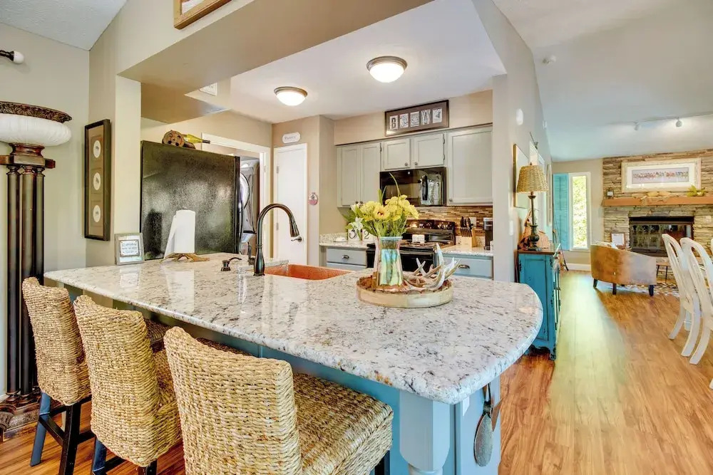 Fire Pit & Grill: Riverfront Home in Arkansas