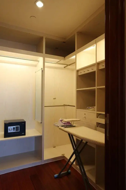 Han Luxury Holiday Hotel (Nanjing Greentown Crystal Blue Bay Baijiahu Subway Station Branch)