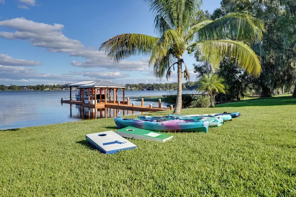 Lakefront Winter Haven Retreat: Hot Tub & Patio!
