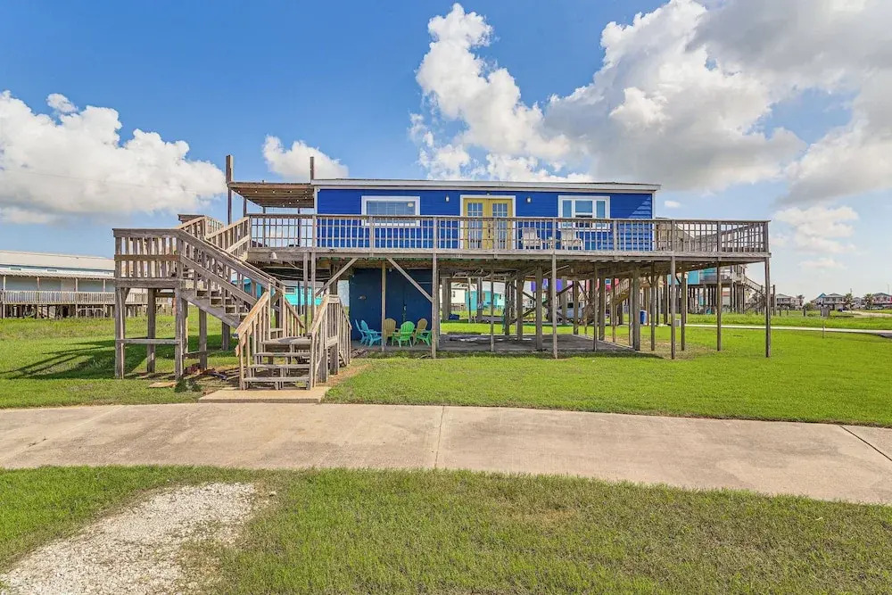 Walk to Sand: Surfside Beach Getaway w/ Deck