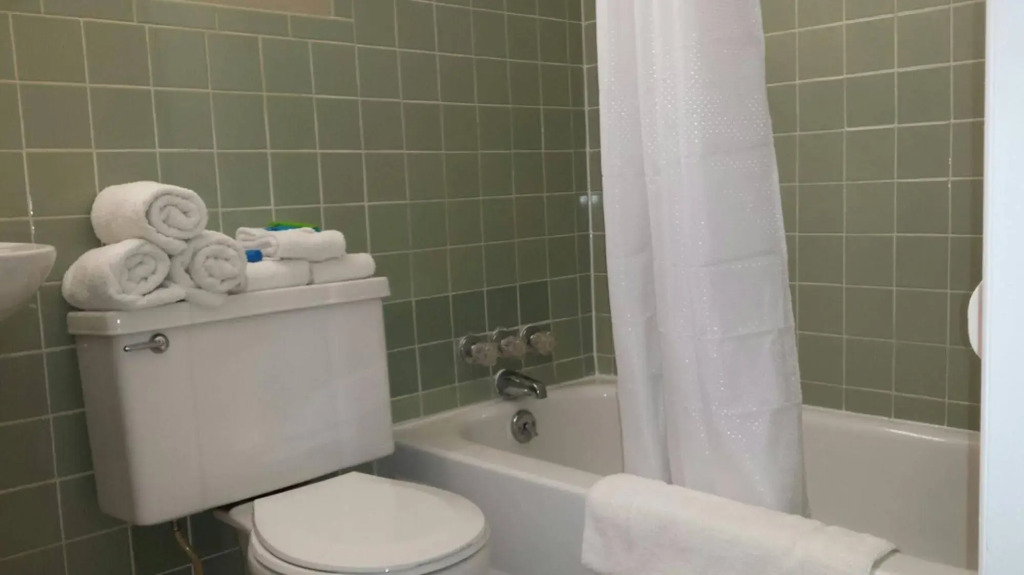 Inn by the Lake Gilbertsville Hotel