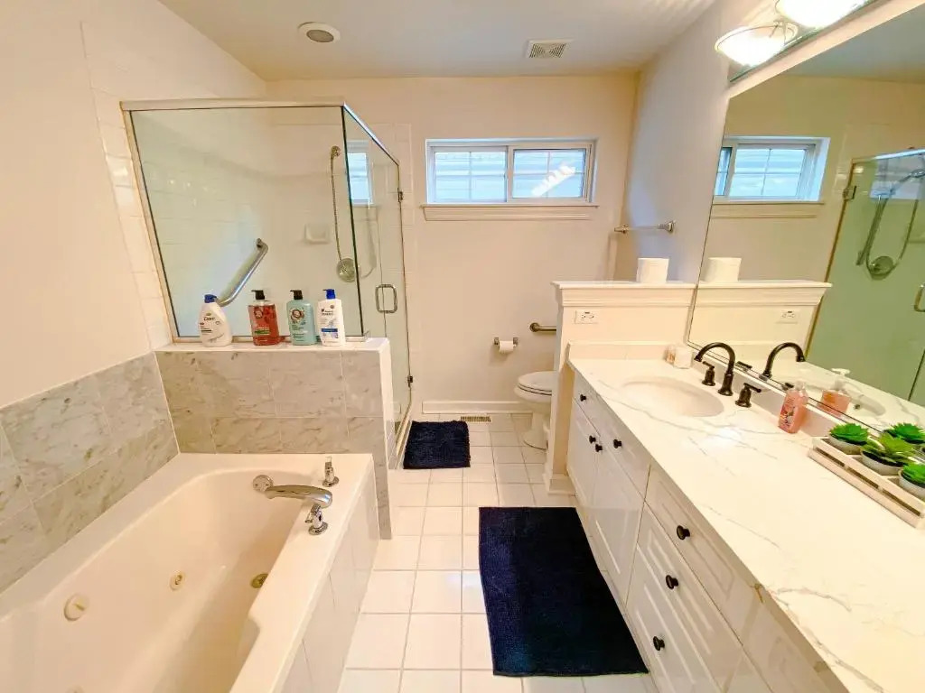Beautiful 5br home for 14 guests with free parking