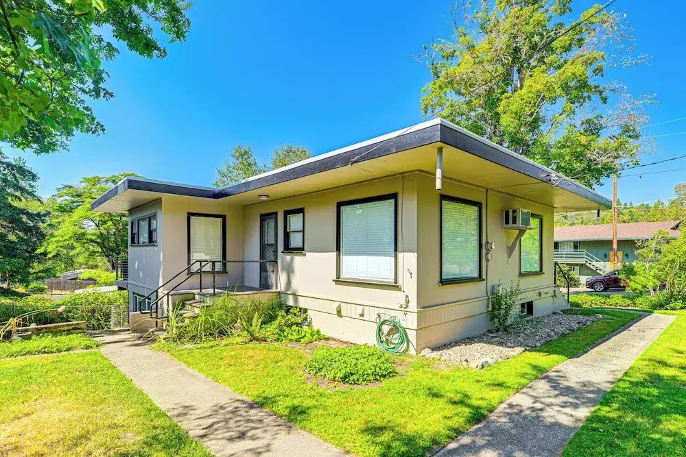 Grants Pass Getaway w/ Expansive Deck!