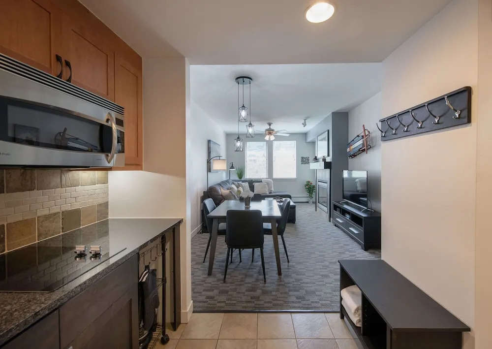 Contemporary Ski Condo with Continental Divide View- Fraser Crossing/Founders Pointe Premium-Rated 4470
