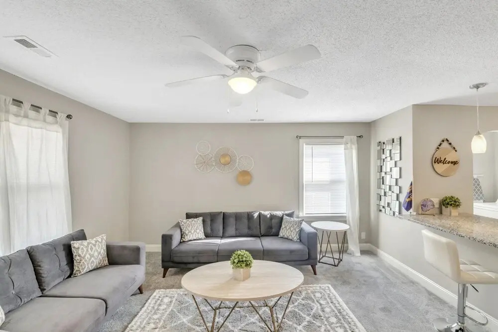 Luxury Crosswalk Uptown District 2 Bedroom Apts by Redawning