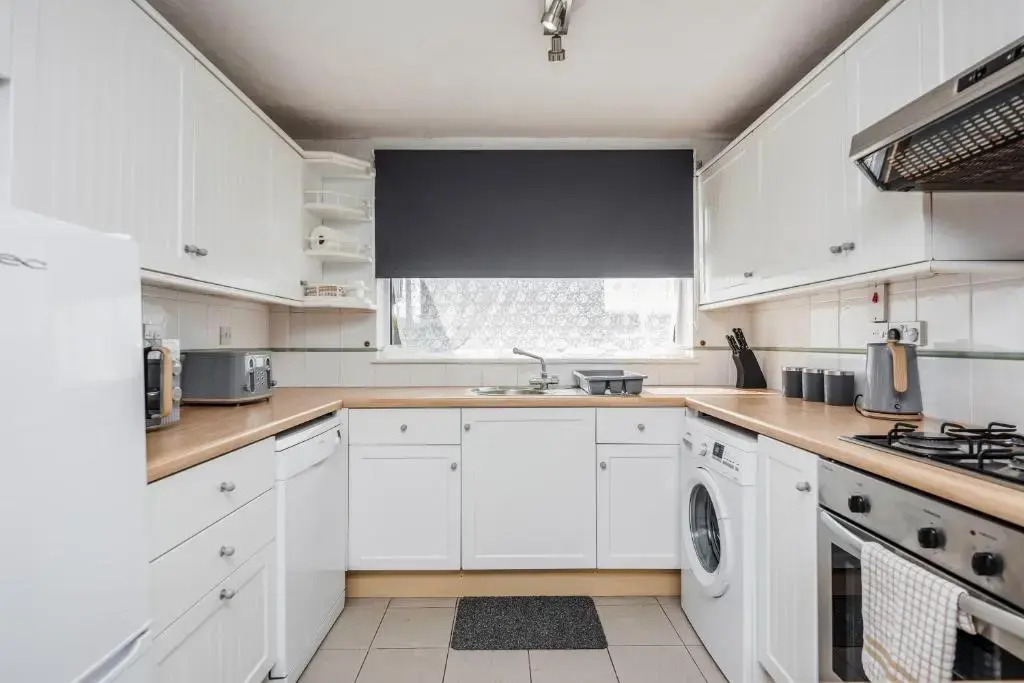 TMS Spacious 3-bed House! Tilbury! Free Parking!
