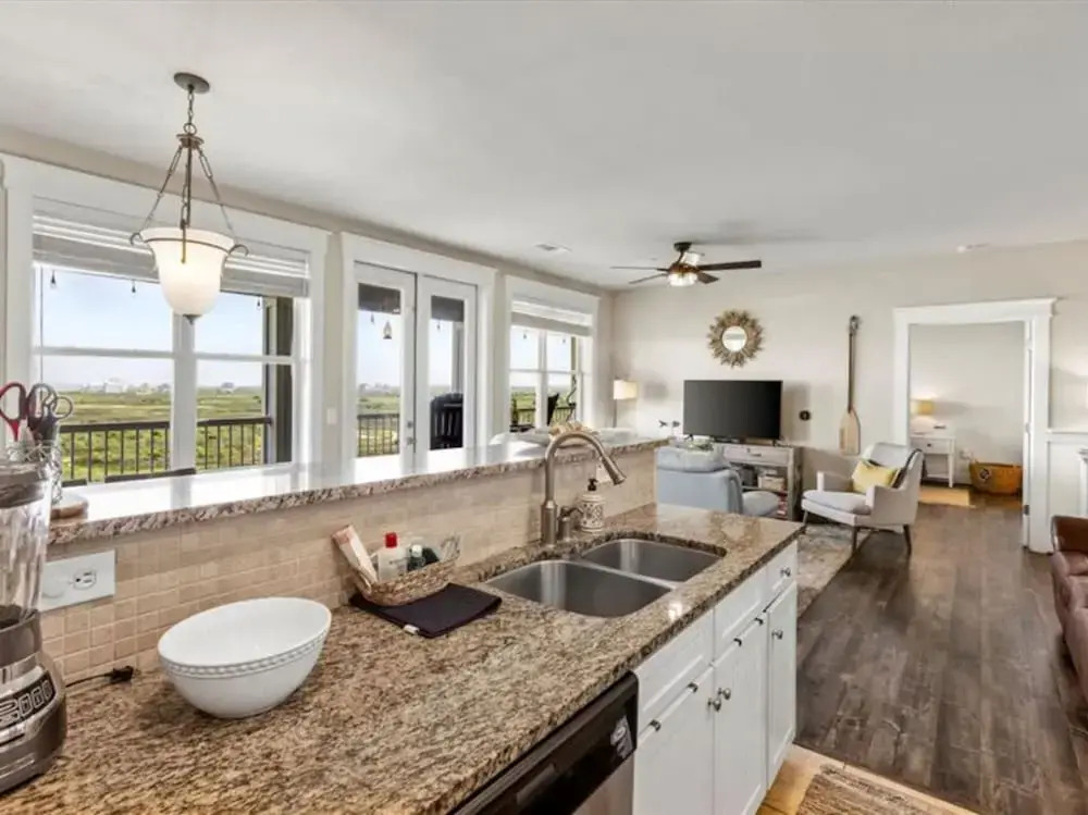 Resort Living on the Bay 2 bed 2 Bath Gorgeous bay Views