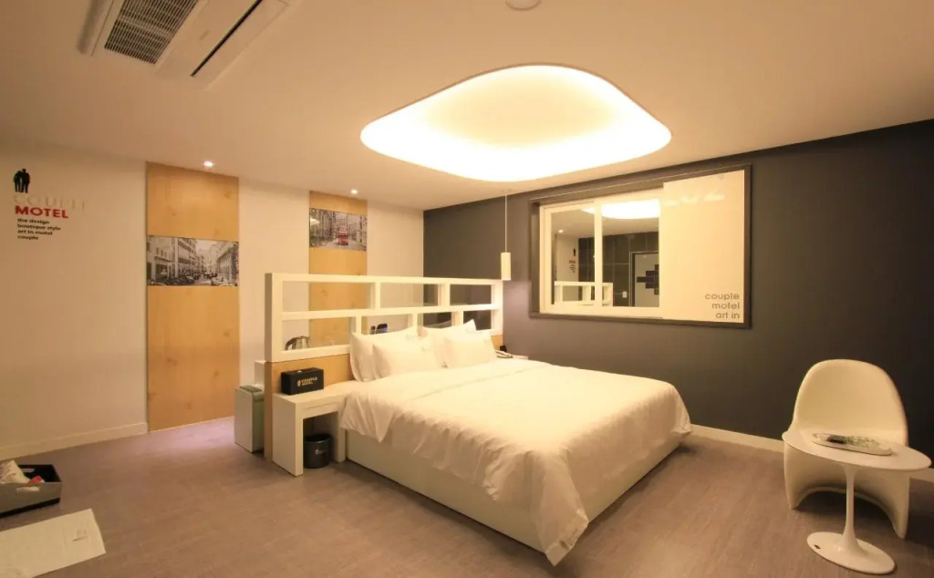 Couple Hotel