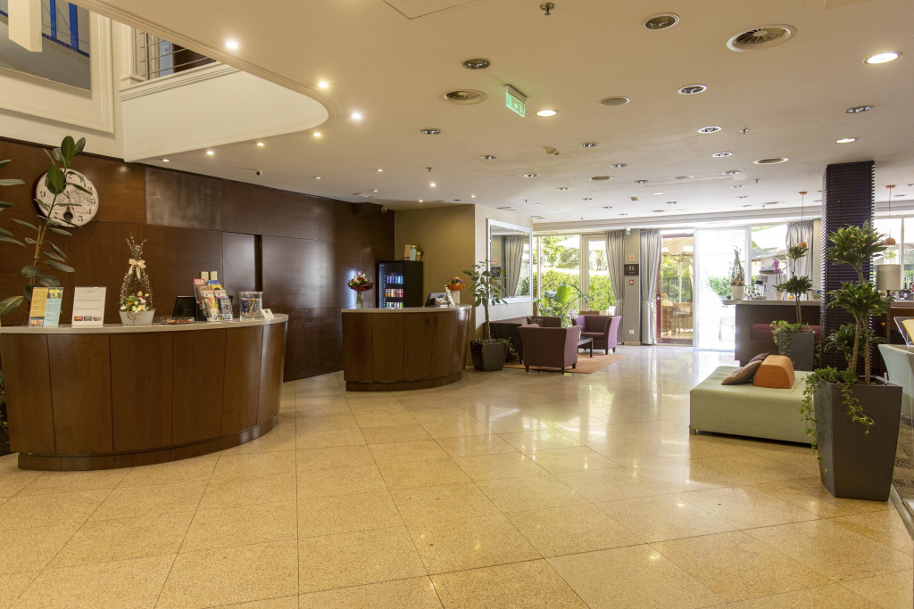 Lions Garden Hotel