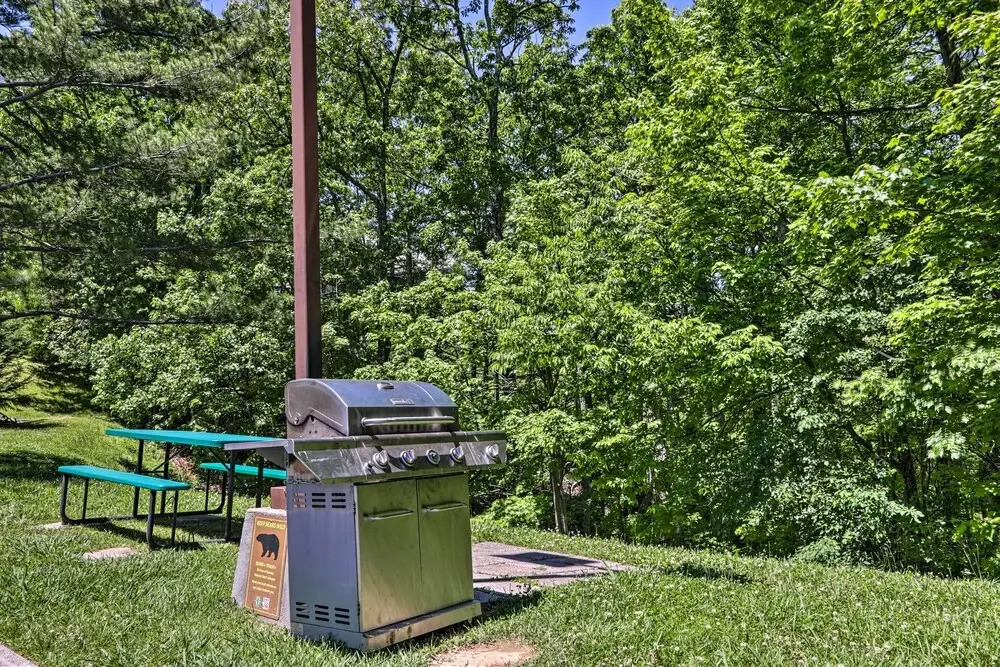 Condo w/ Pool & Grill Access ~ 4 Mi to Gatlinburg!