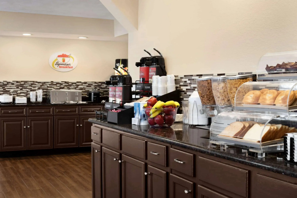 Super 8 by Wyndham Gulfport Airport NW Near Biloxi