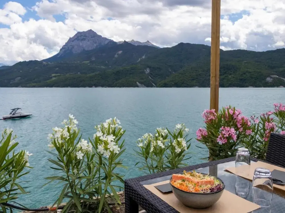 Mobile Homes for 4 People With Lake View in Residence L'ecrin du Lac, Chorges