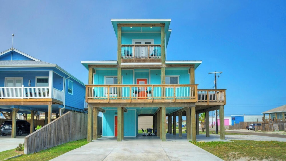 Sleeps 22! 2 Homes Priv Pool, Putting Green, Bar, Deck, Prime Port A Location