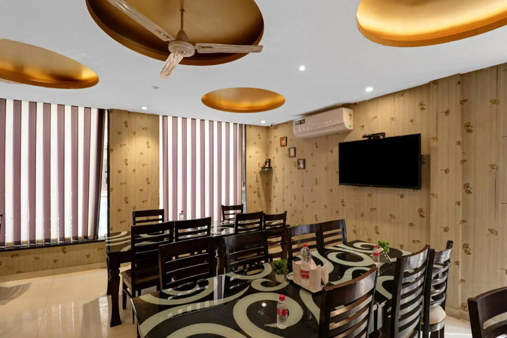 OYO Townhouse 516 Hotel N Suites
