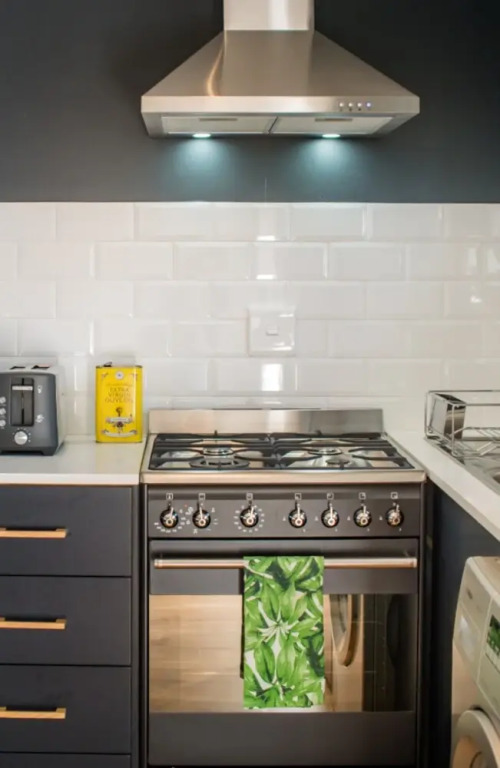 Newly Renovated Top Floor Studio Apartment In Gardens
