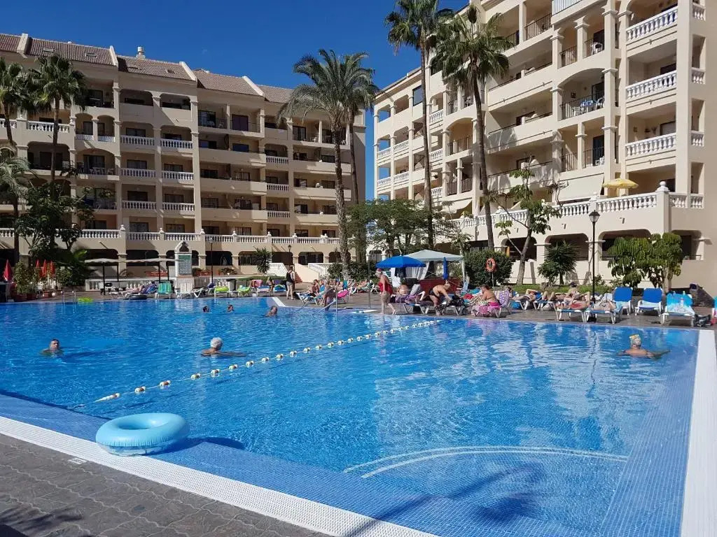 Castle Harbour with heated pool, only 700 meters to the beach, Wifi, balcony