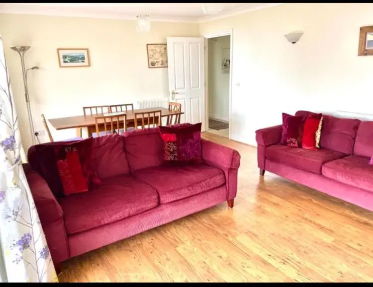Fantastic spacious house with beautiful panoramic views of the bay Only a few minutes walk from beach harbour and restaurants This house has 3 bedrooms 3 bathrooms and 2 lovely sitting rooms