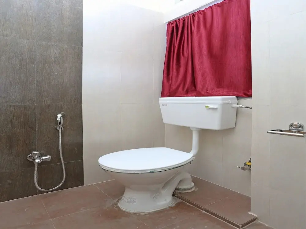 OYO 11696 Holiday Inn Guest House