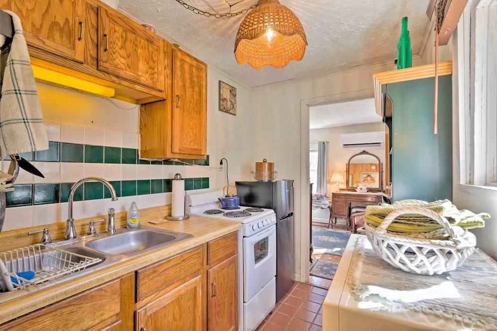 Screened Porch: 'the Rock Cottage' in Hot Springs