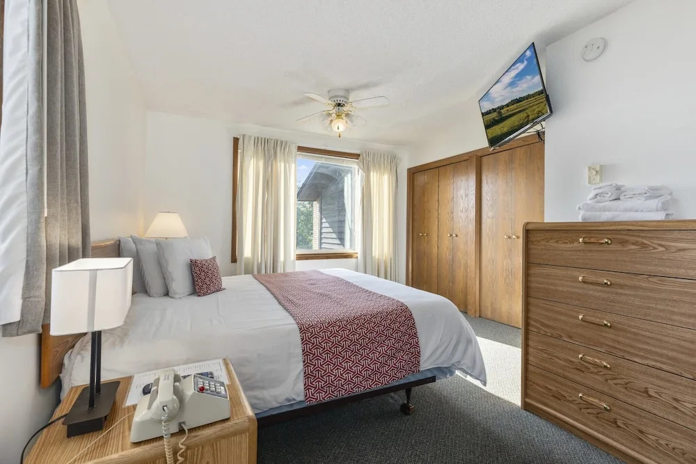 Pelican Lakes Motel
