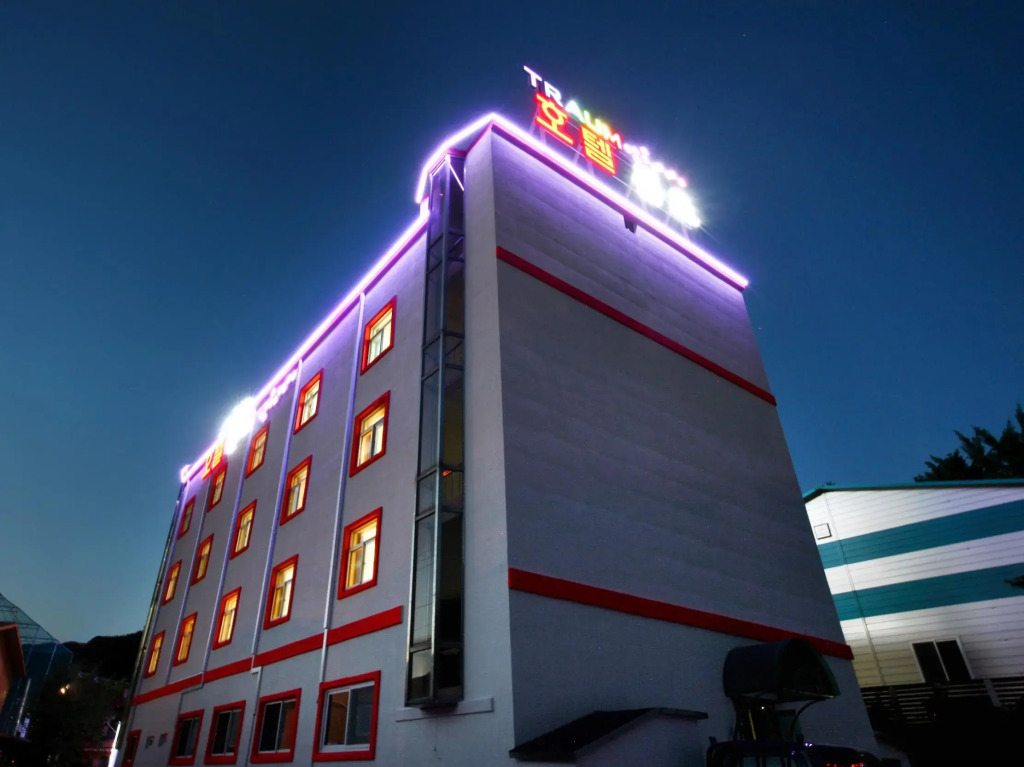 Traum Hotel & Condo