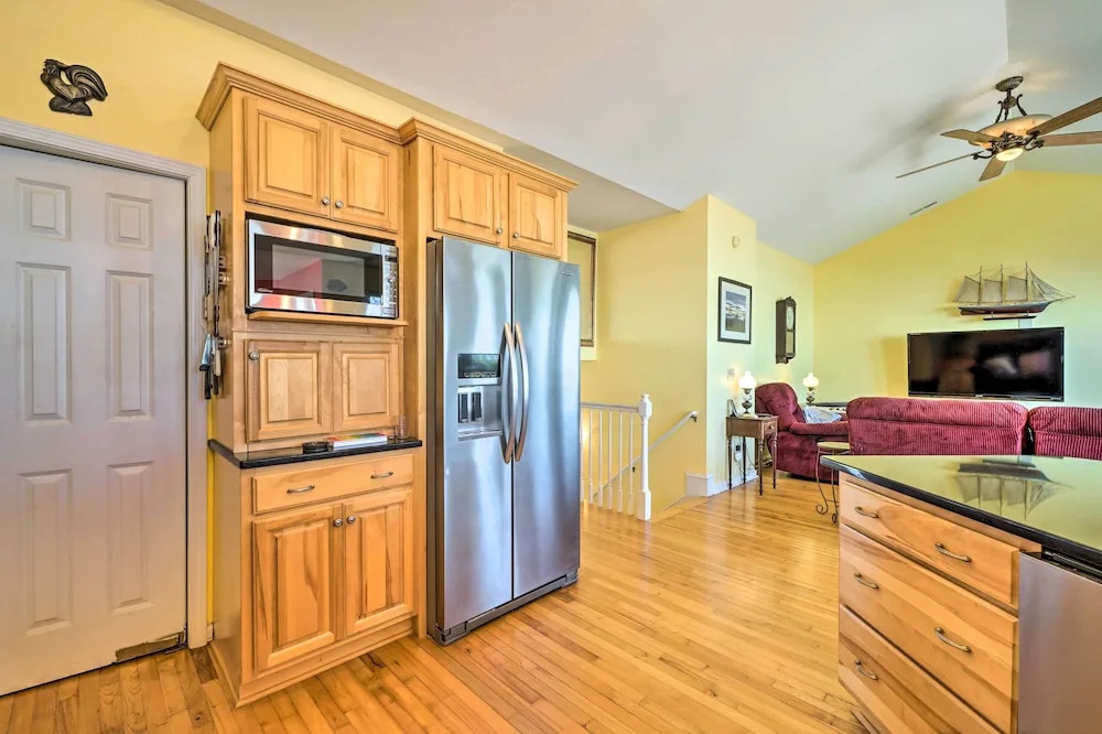 Charming Waterfront Home: Fish, Boat + More!