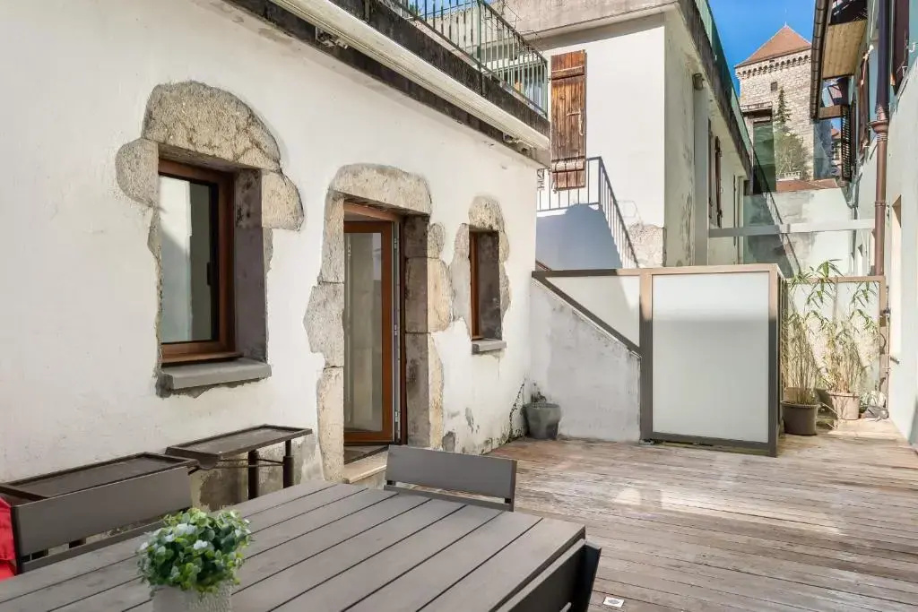 Le N 10 - Grand appartement de 200 m2 avec patio de 35 m2 en Vieille Ville