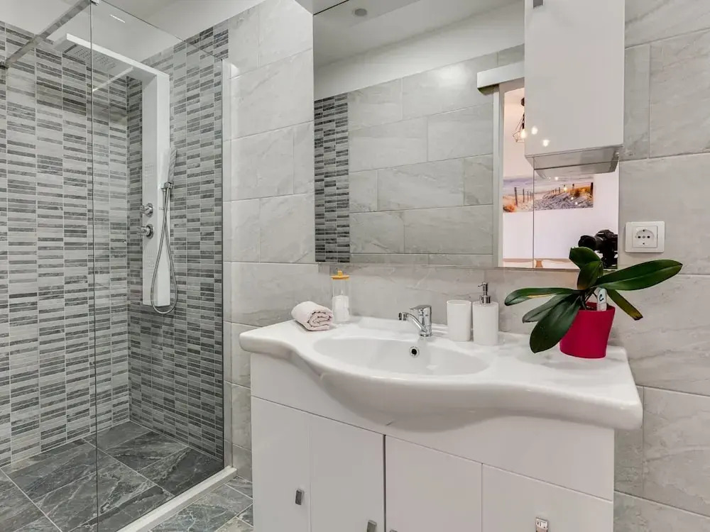Beautiful Coastal Apartment in Karlobag