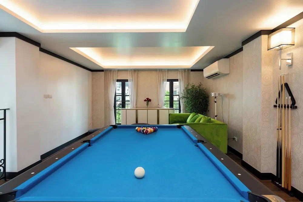 Stylish 7Beds Poolhouse with Cinema Lift - 2min to BTS