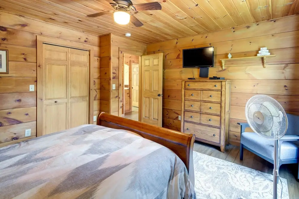 Sevierville Cabin w/ Hot Tub & Mountain-view Deck