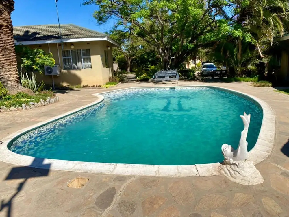 Poolside Executive Suite Near Airport - 2322