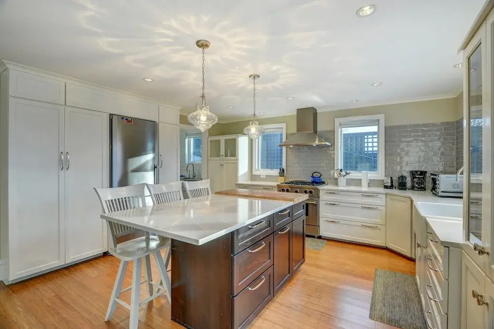 "the Fremont Lookout" W/ Deck & Gourmet Kitchen! 2 Bedroom Apts by Redawning
