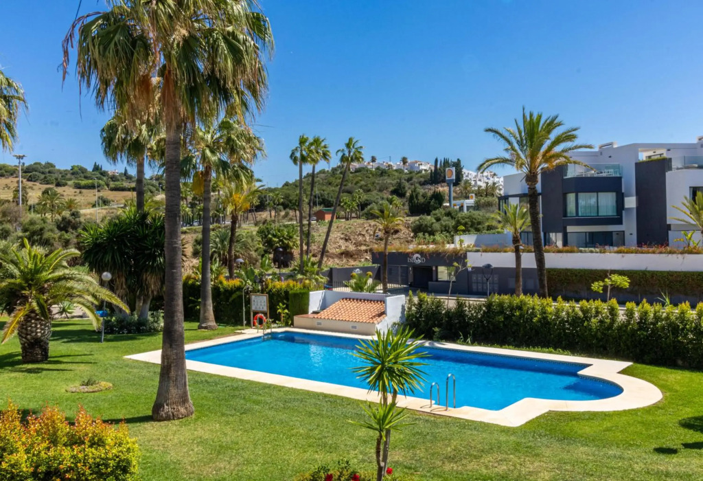 BEACHFRONT Spacious House with Pools, Bathtubs, Garden, Sea View