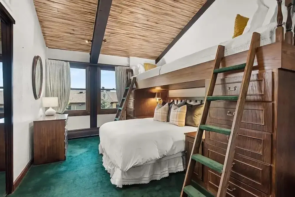 3 BR Penthouse w Hot-tub -mountain Views