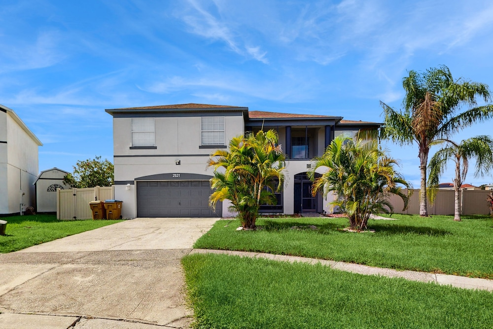Beautiful Home With Private Pool, Game Room and Basketball Court