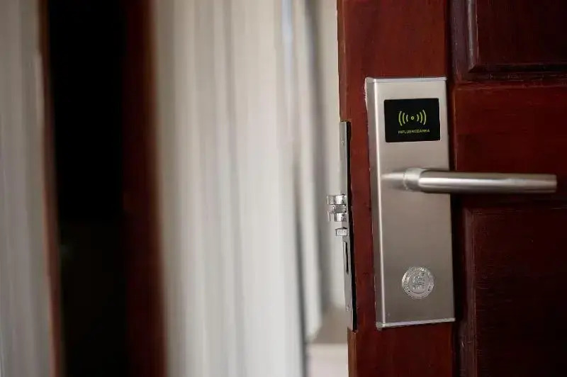 White Residence Hotel & Apartment