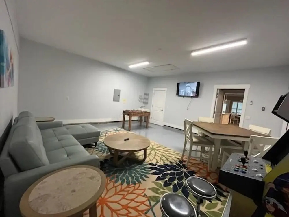 Charming Retreat, a Short Walk to Laguna Beach, with Room for 10