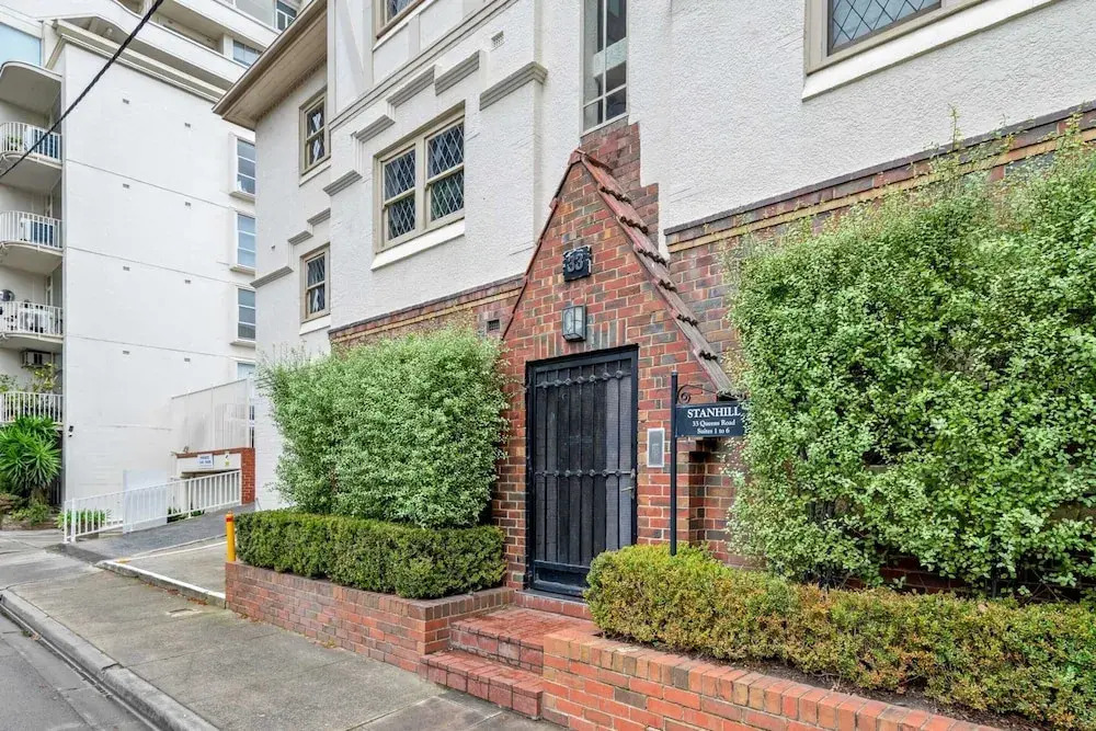 Charming 2-bed Apartment With Fireplace & Parking