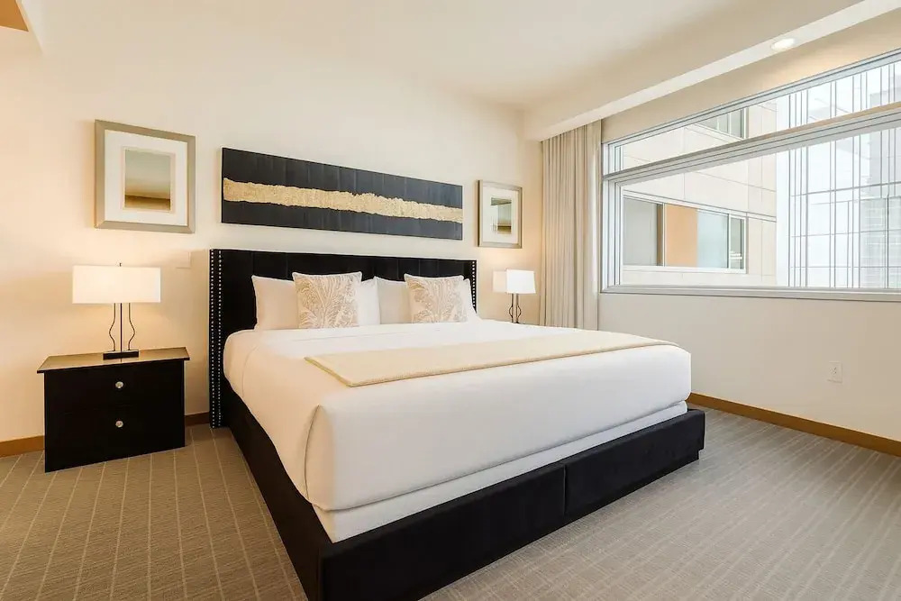 RS Suites - The AKA Residence