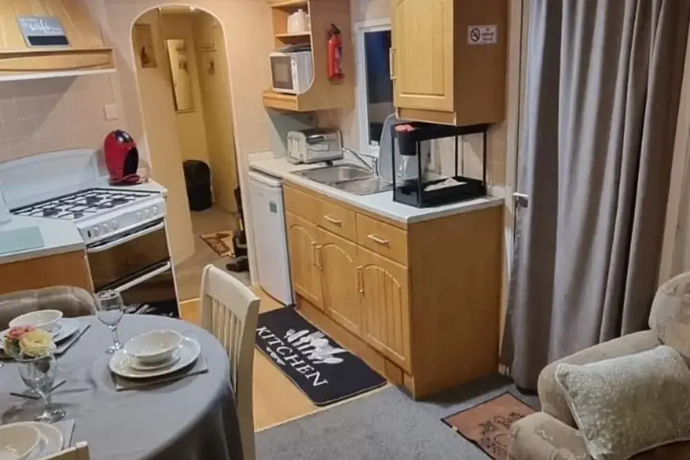 Caravan - Sleeps 6 - Pets Ok - Parking