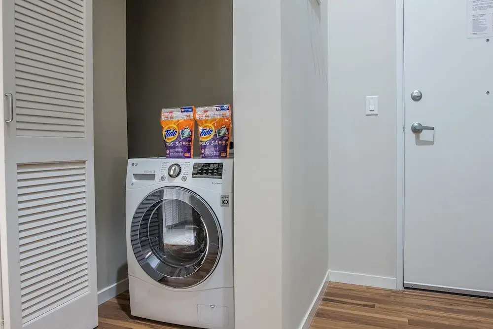 1 BR & 2 BR Apt in Central Business District by Frontdesk