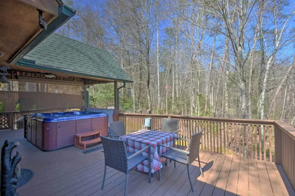 Helen Cabin w/ Deck & Hot Tub < 1/2 Mi to Main St